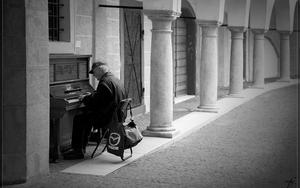Thumbnail for Finding a Piano on the streets of Prague