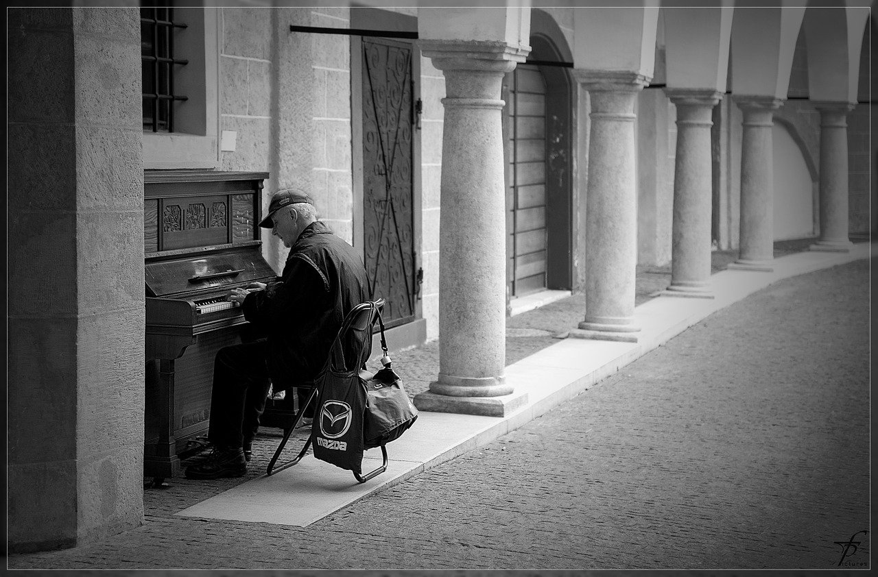 piano player