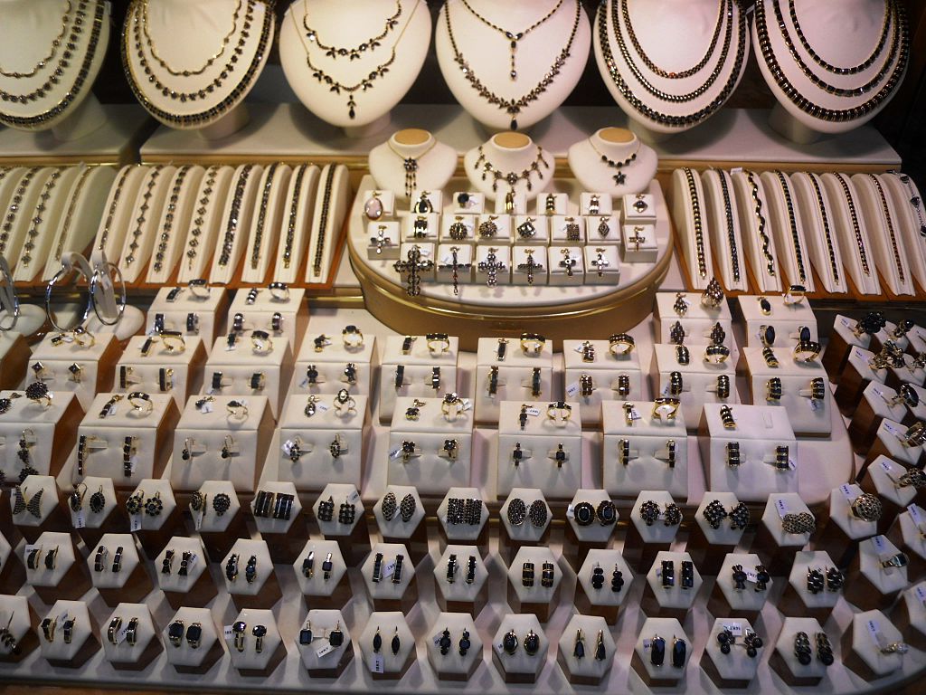 Garnet jewellery, Prague